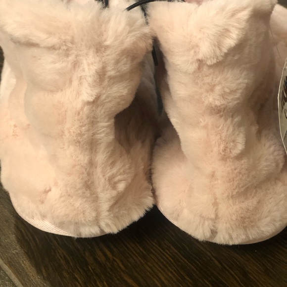 Muk Luks soft pink slippers size 8 - Picture 3 of 7